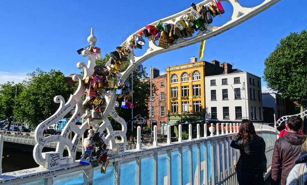 Dublin walking tour: Ha'penny Bridge - Sherpa Expeditions