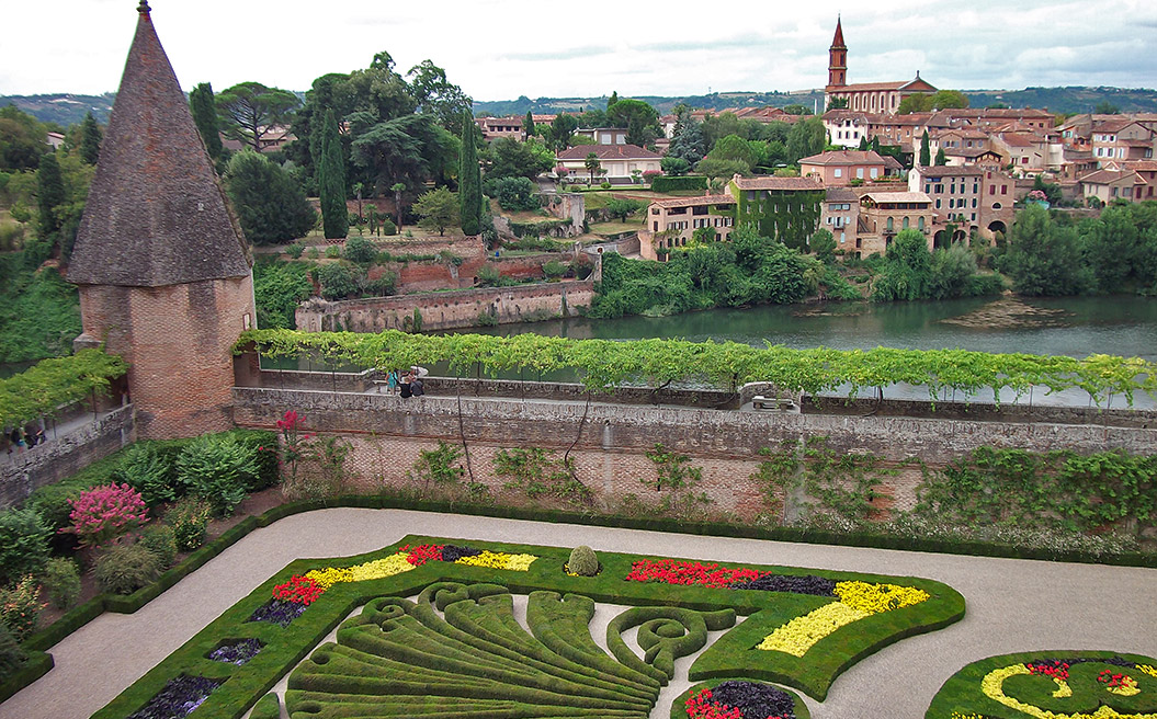 The gardens and river Tarn in Abli, France - Sherpa Expeditions walking holidays