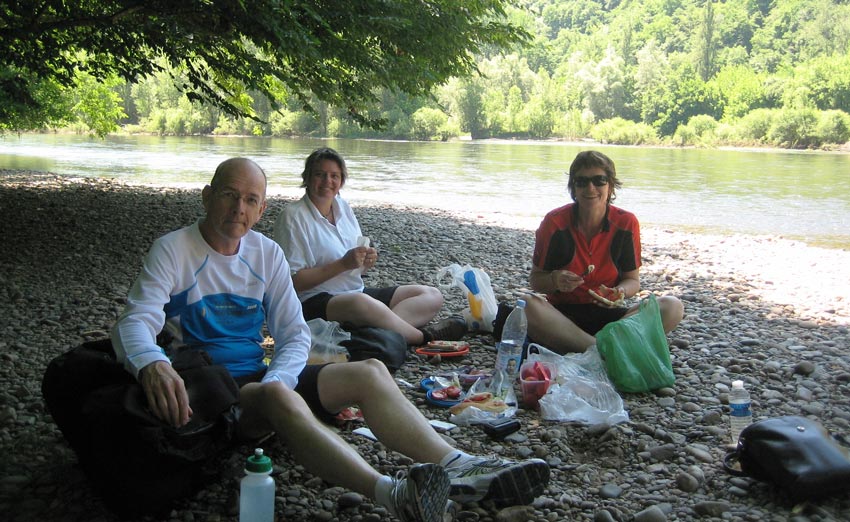 Having lunch on the Dordogne